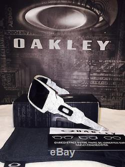 New In Box Oakley Oil Rig Mens Sunglasses 03-461 White Text Print / Grey Lens