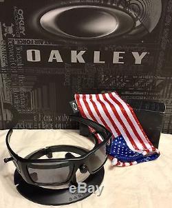 NEW OAKLEY SI FUEL CELL Matte Black-Tonal Flag withGrey Mens Sunglasses OO9096-29